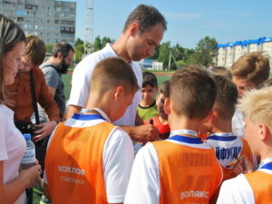 Футбол: Широков наградил Хохлова из команды Боброва СПОРТ